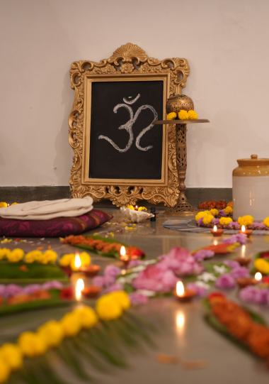 Altar ceremonial de la ceremonia de cacao durante el retiro de yoga en India en Mysore