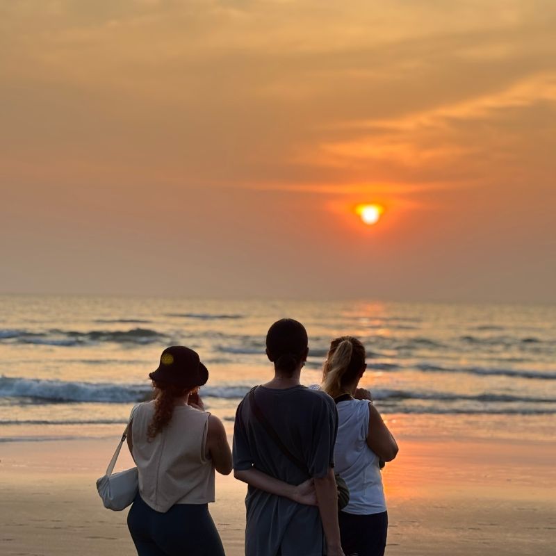 Atardecer en la playa de Gokarna durante el octavo día del retiro de yoga en India