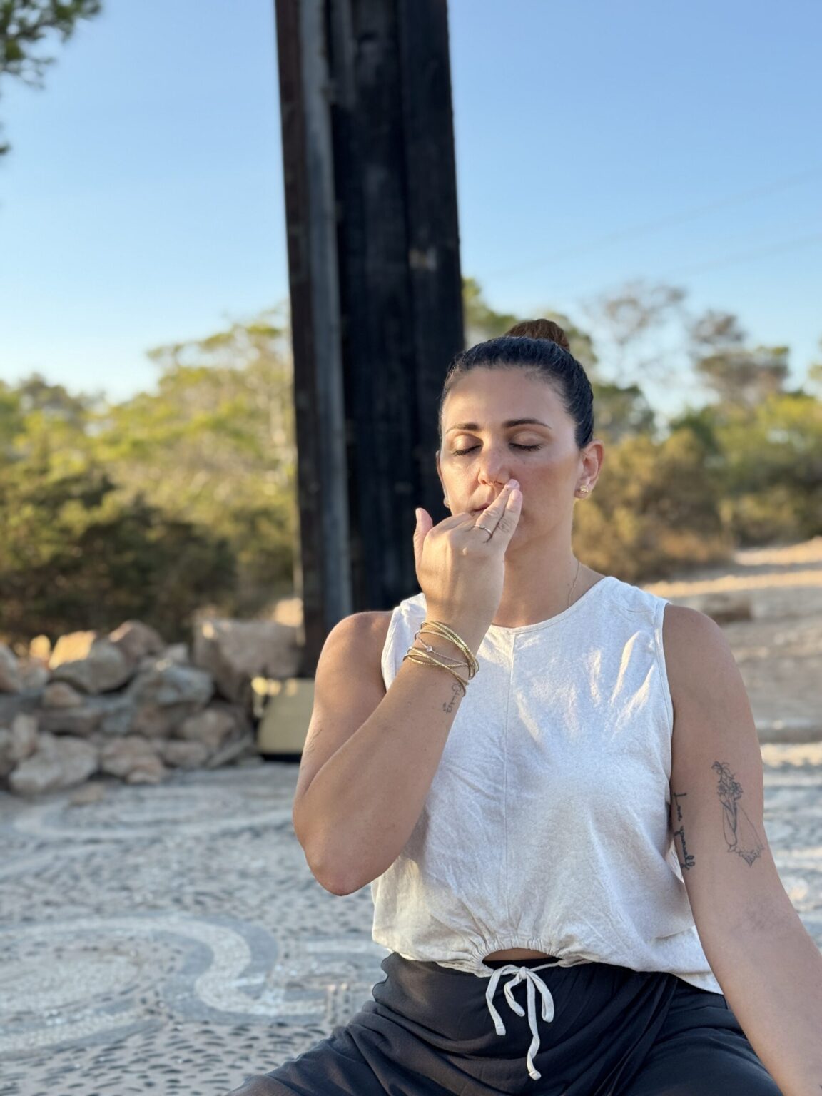 Profesora de yoga disfrutando de un momento de calma y presencia en la práctica