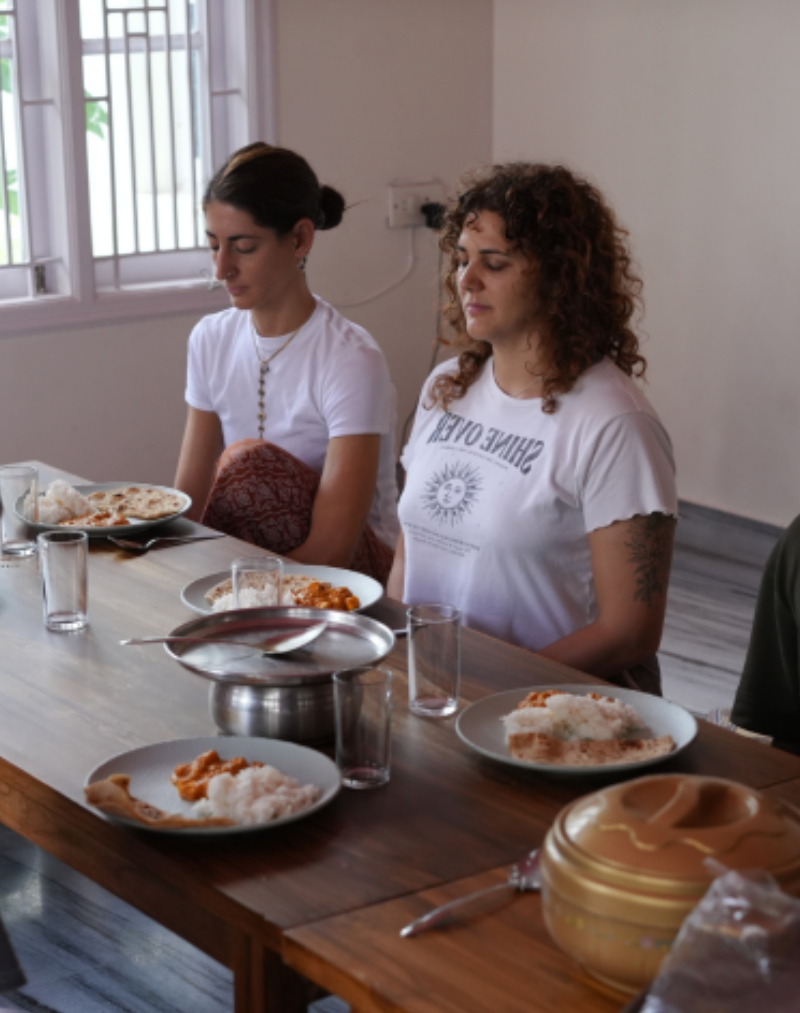 Comida consciente en grupo durante el retiro de yoga en India