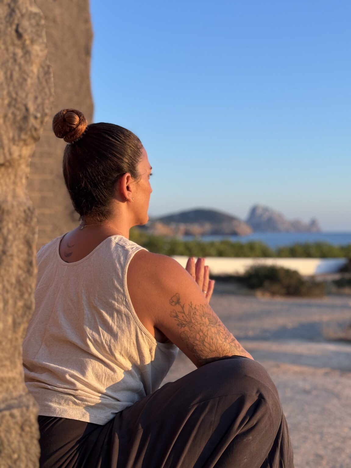 Momento de conexión interior y contemplación durante una práctica de yoga