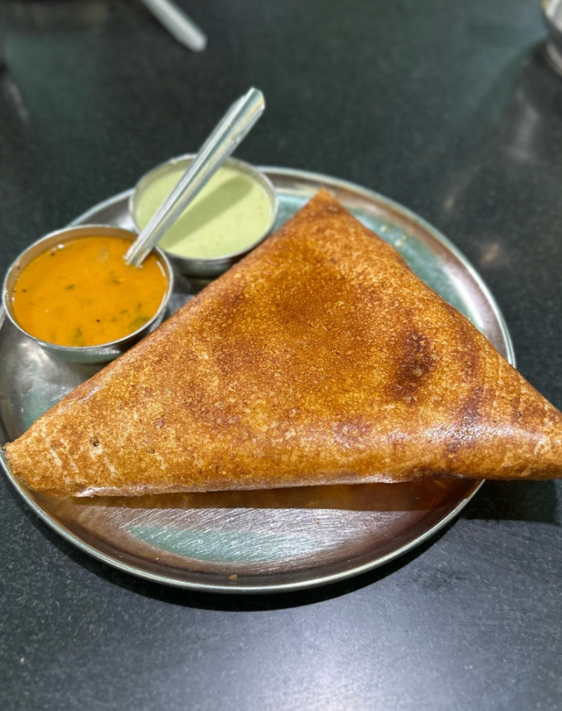 Dosa tradicional del sur de la India servida durante el retiro de yoga en India con Soul Yoga Ibiza