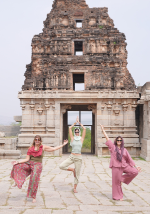 Exploración cultural en Hampi con visita a templos y danza tradicional durante un retiro de yoga en India