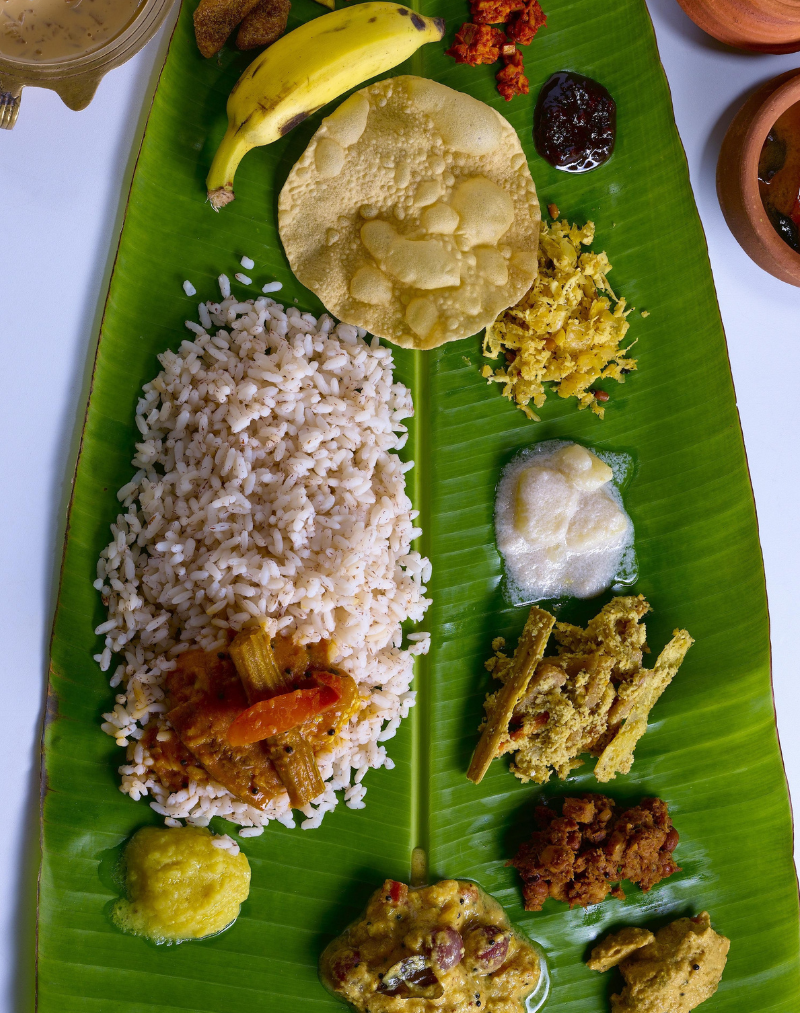 Comida tradicional india servida en hoja de plátano durante el retiro de yoga en India