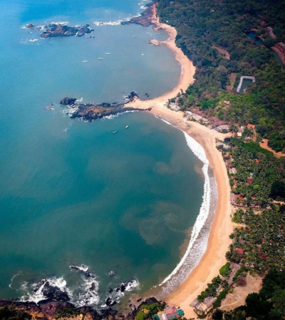 Vista aérea de la costa de Gokarna durante el retiro de yoga en India con Soul Yoga Ibiza
