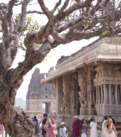 Exploración de los templos históricos de Hampi durante el retiro de yoga en India