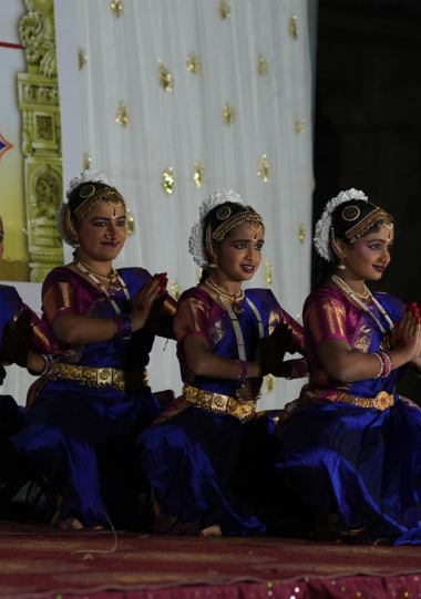 Exploración cultural y práctica consciente en Hampi durante el quinto día del retiro de yoga en India