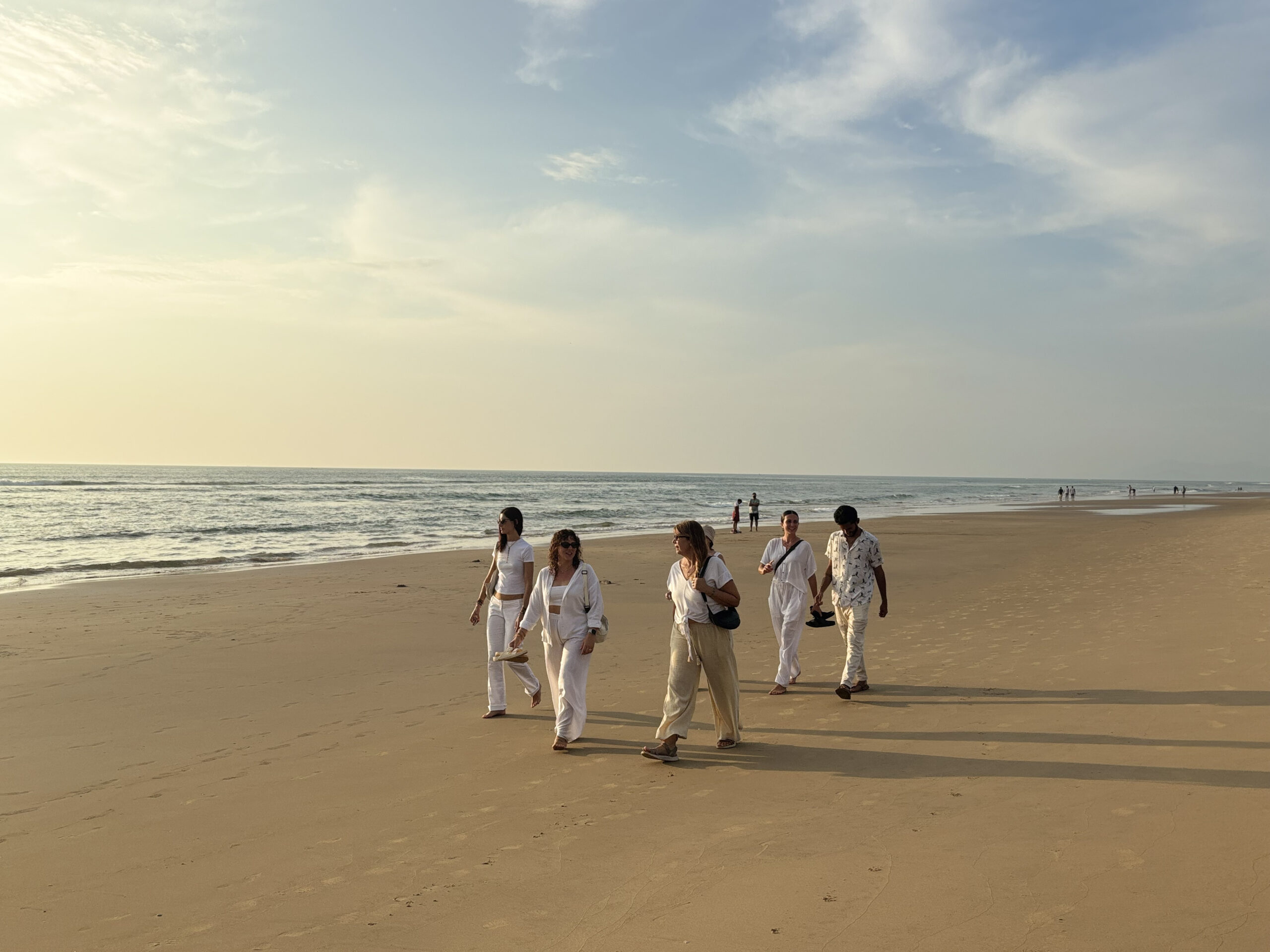 Participantes del retiro de yoga en Gokarna caminando juntas por la playa