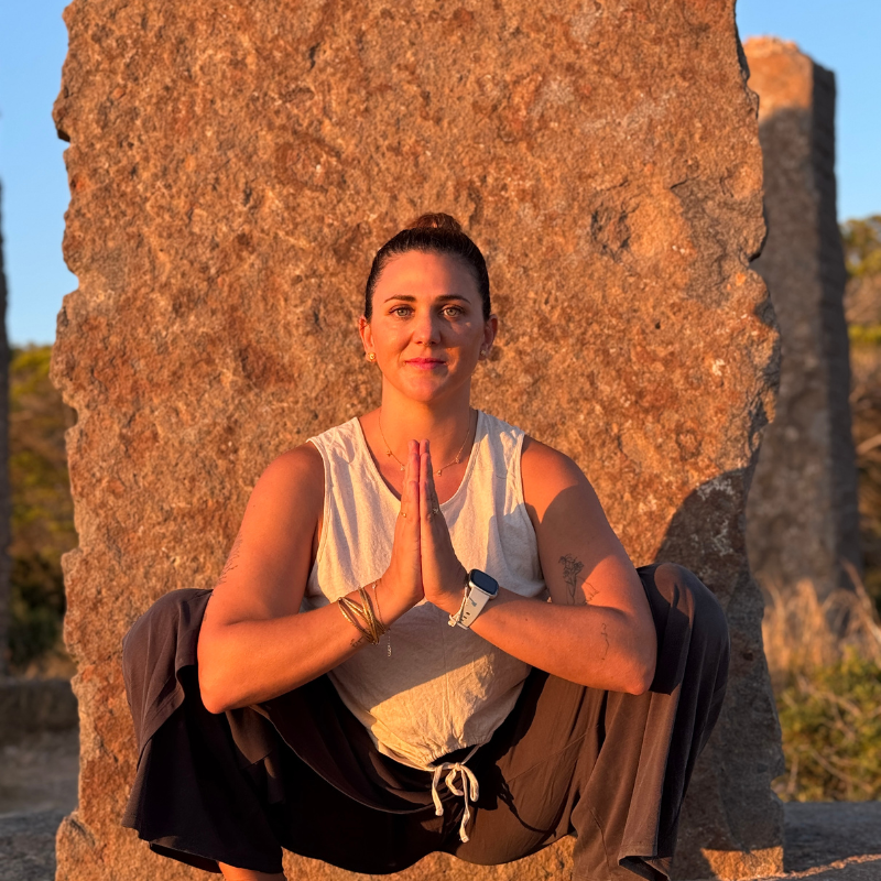 Paula Fresneda en postura de yoga consciente al aire libre