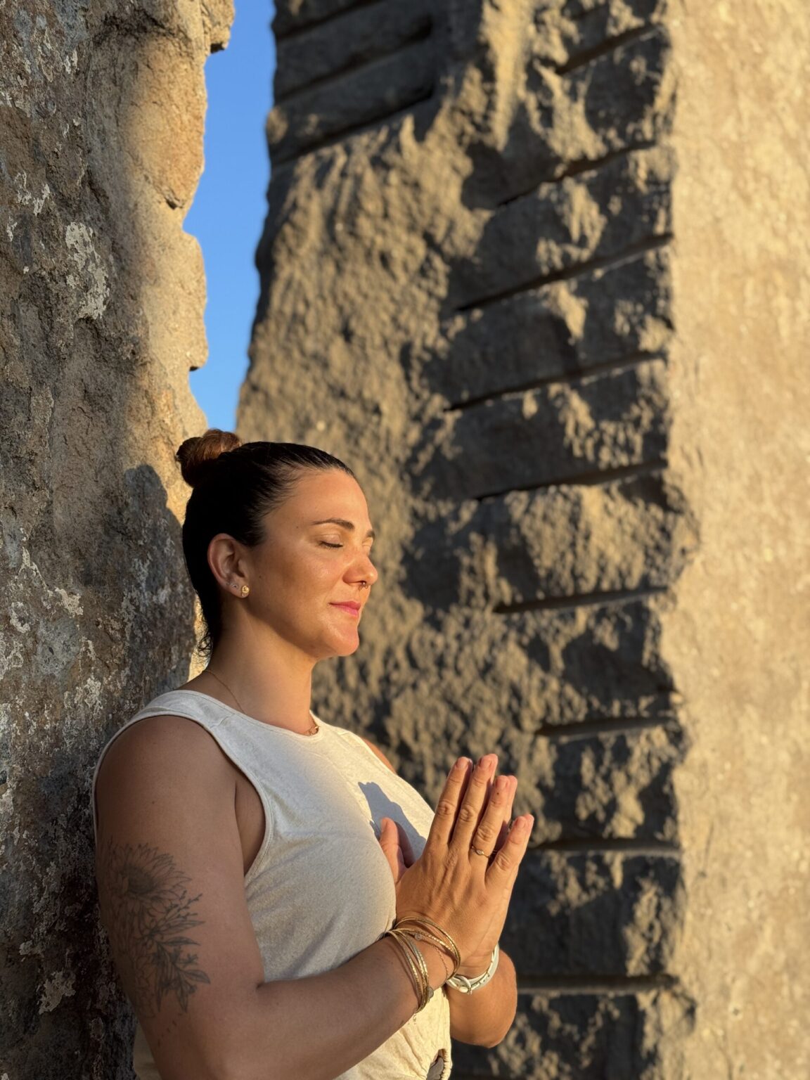 Momento de meditación y conexión interior durante una práctica de yoga consciente