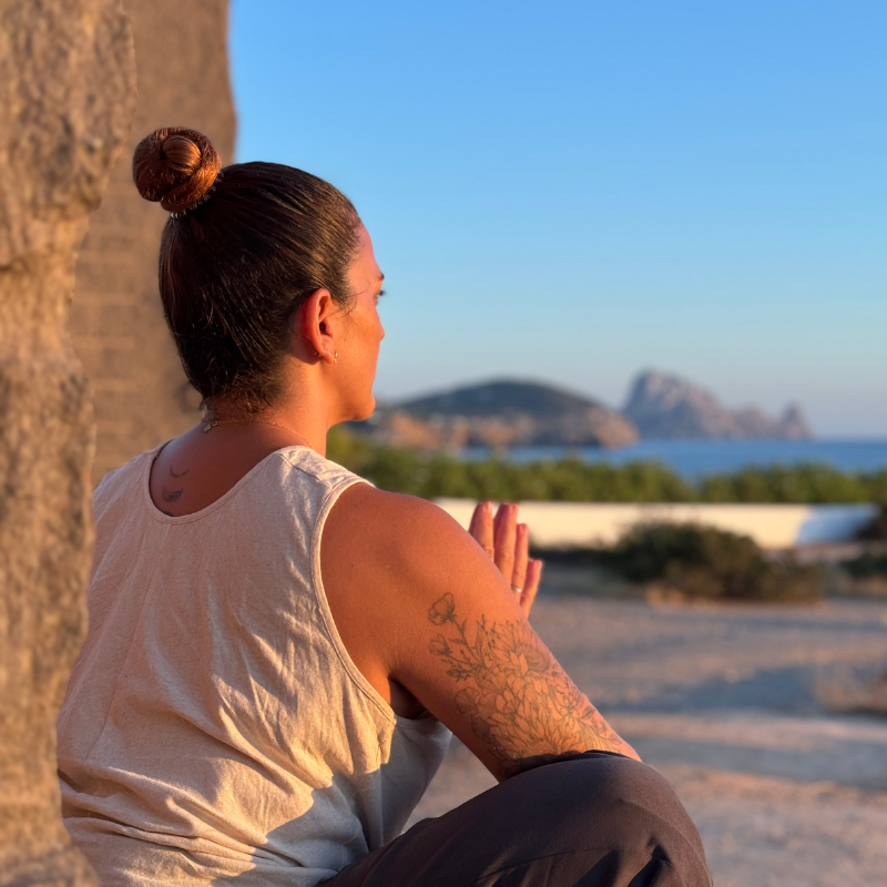 Momento de introspección y conexión interior al atardecer