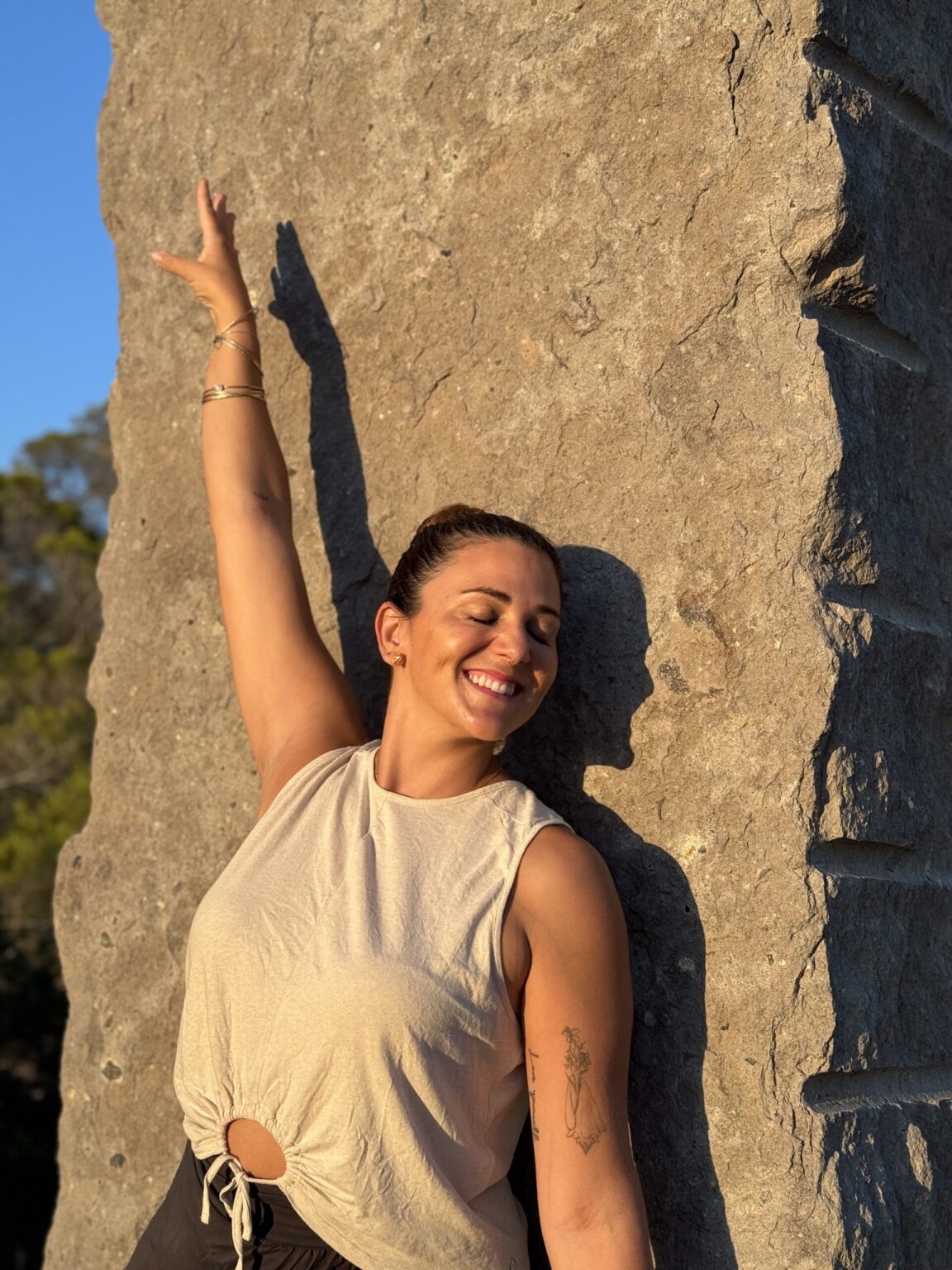 Expresión de alegría y libertad a través del movimiento consciente en yoga