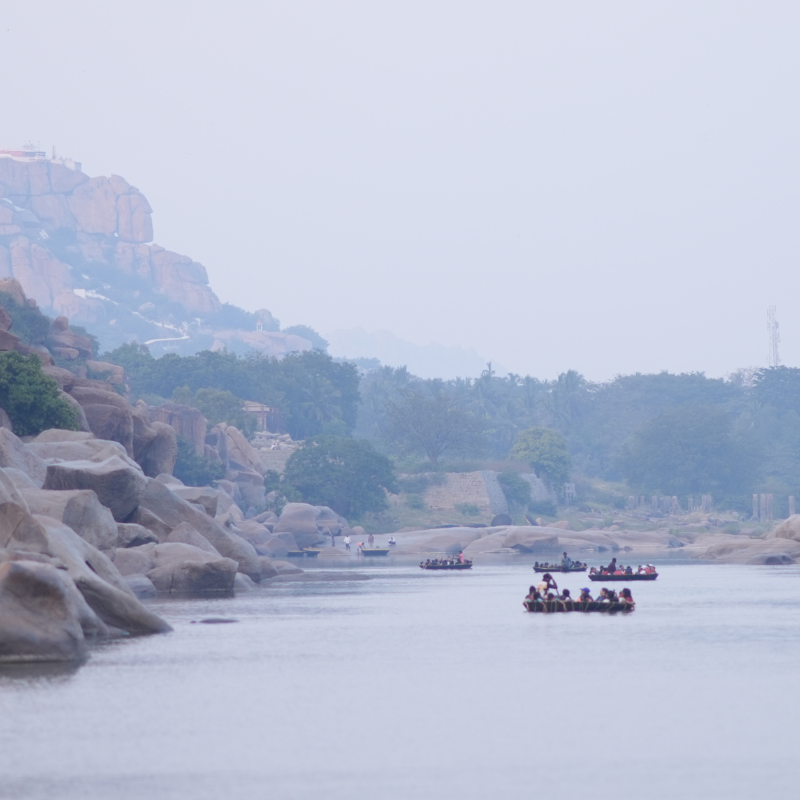 Paisaje natural en India junto al río durante un retiro de yoga