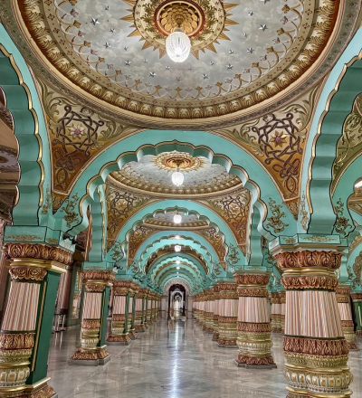 Arquitectura del Palacio de Mysore, India, símbolo cultural y espiritual del retiro