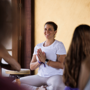 Clase de yoga guiada por Paula Fresneda en Soul Yoga Ibiza con enfoque consciente y cercano