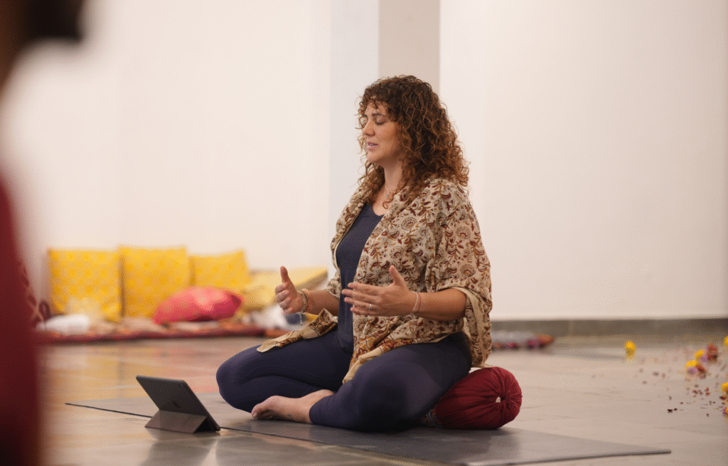 Paula Fresneda guiando una clase de yoga online desde el estudio de Soul Yoga Ibiza, enfocada en respiración consciente y bienestar