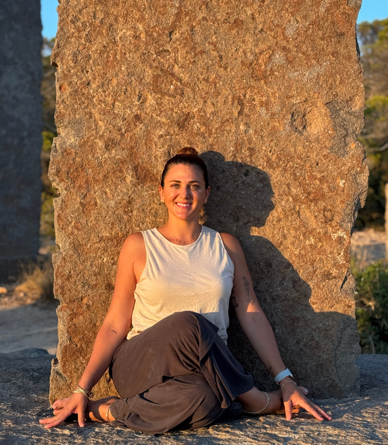 Paula Fresneda, profesora de yoga en Ibiza, en un entorno natural