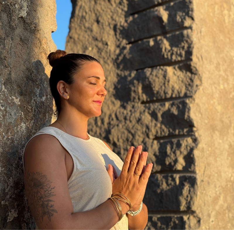 Paula Fresneda en meditación consciente durante un retiro de yoga en India