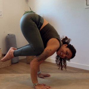 Práctica de yoga consciente durante el retiro de Soul Yoga Ibiza