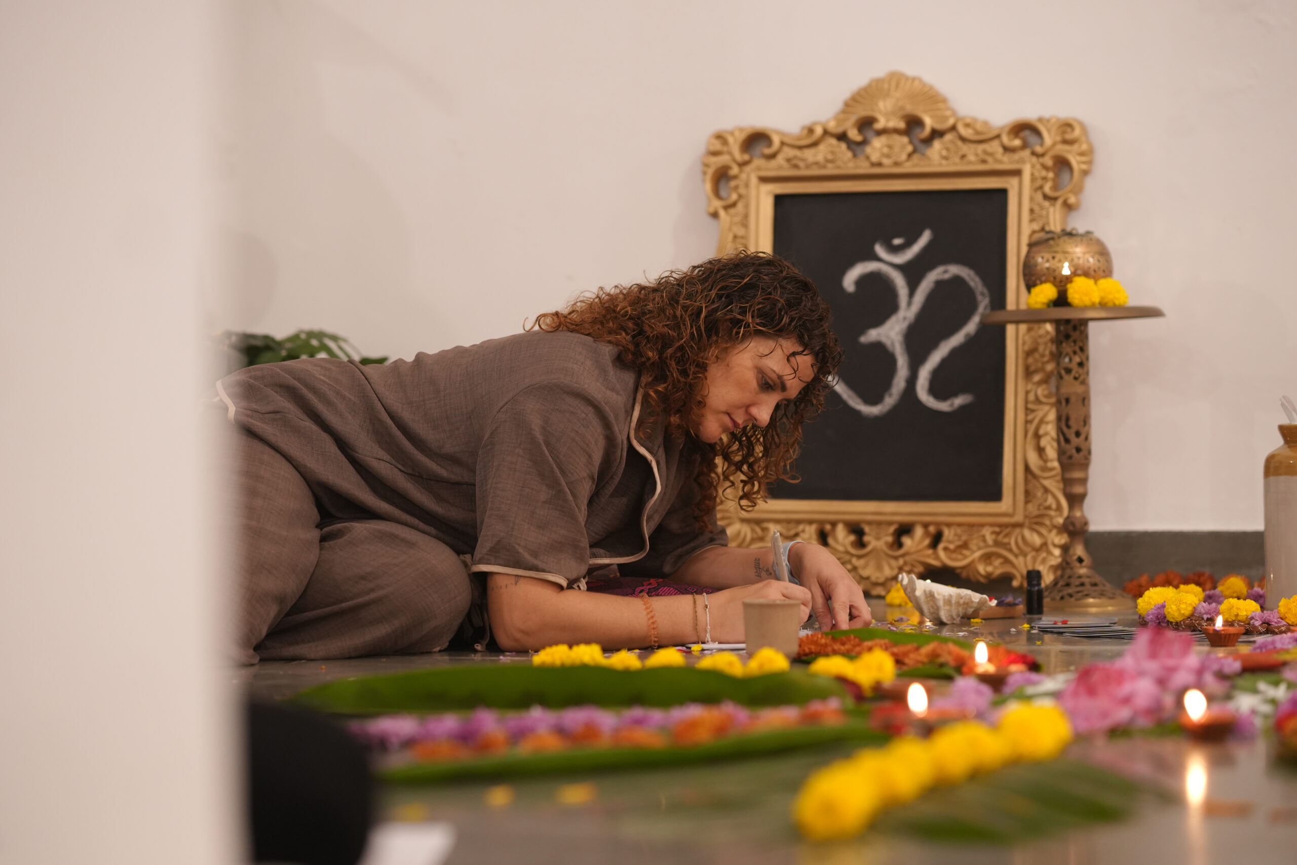 Preparación de un altar ceremonial durante el retiro de yoga en India