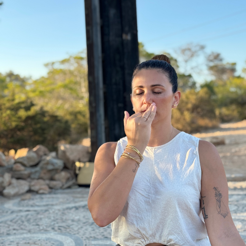 Práctica de respiración consciente durante un retiro de yoga en la naturaleza