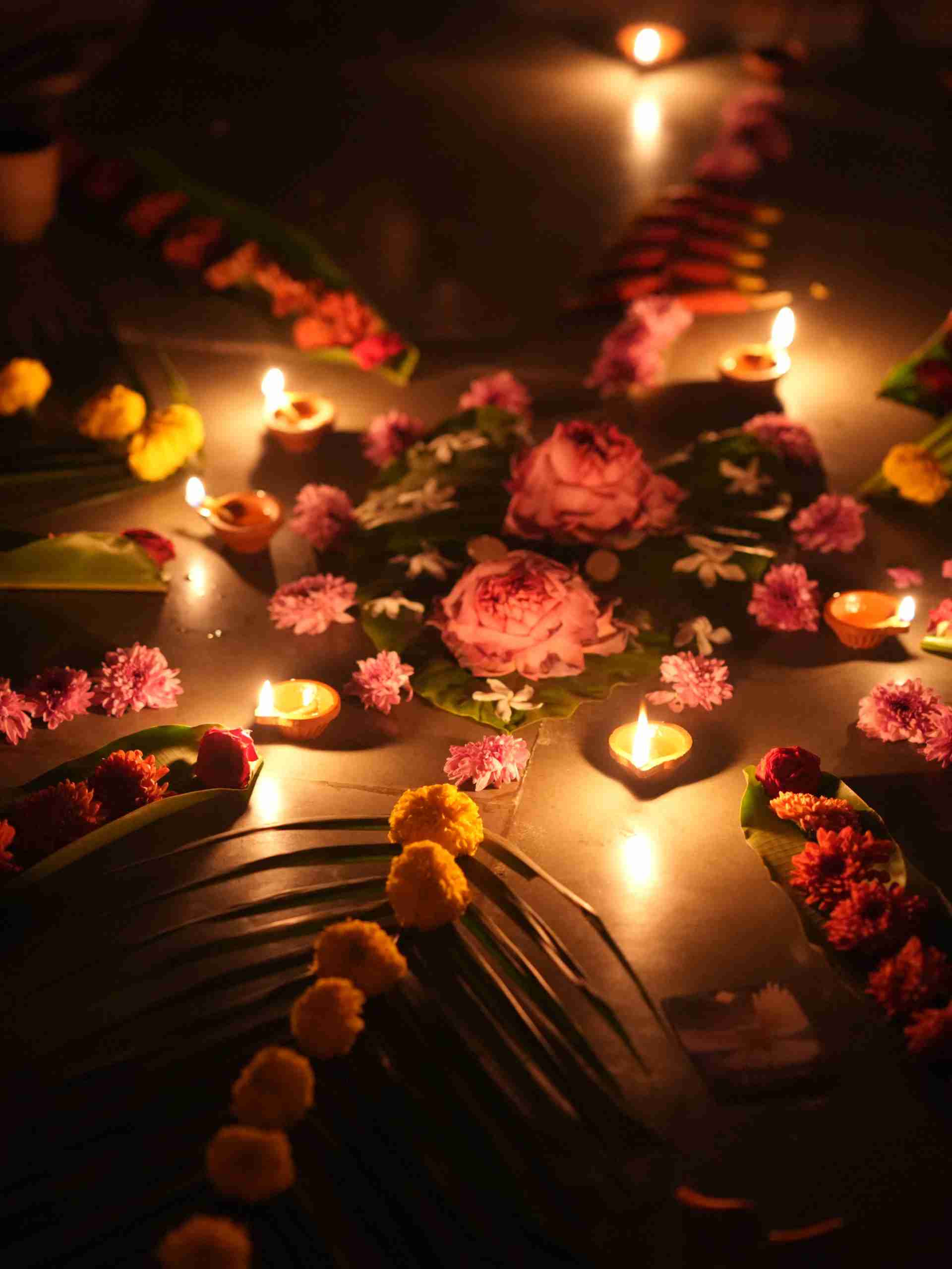 Ritual con velas y flores durante el retiro de yoga en India