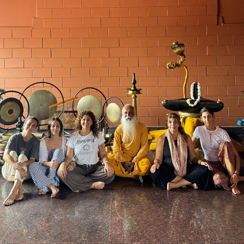 Sesión de sanación con sonido en grupo durante el retiro de yoga en India