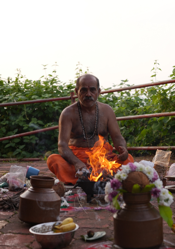 Shiva Bhat, sacerdote hindú, realizando un ritual tradicional durante el retiro de yoga en India