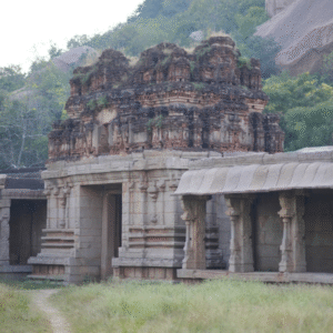 Templo antiguo en Hampi visitado durante el retiro de yoga de Soul Yoga Ibiza