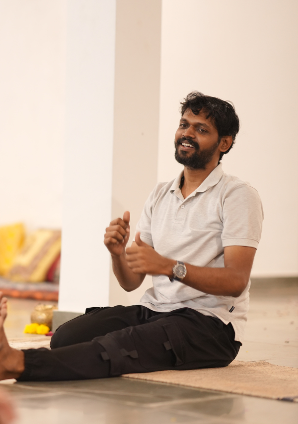 Vijay, instructor de Ashtanga Yoga durante el retiro de yoga en India