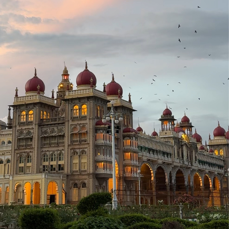 Palacio de Mysore visitado durante el segundo día del retiro de yoga en India