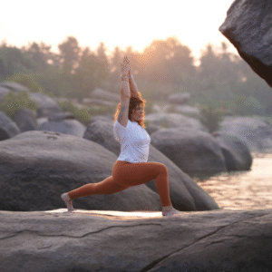 Práctica de yoga al aire libre guiada por Soul Yoga Ibiza