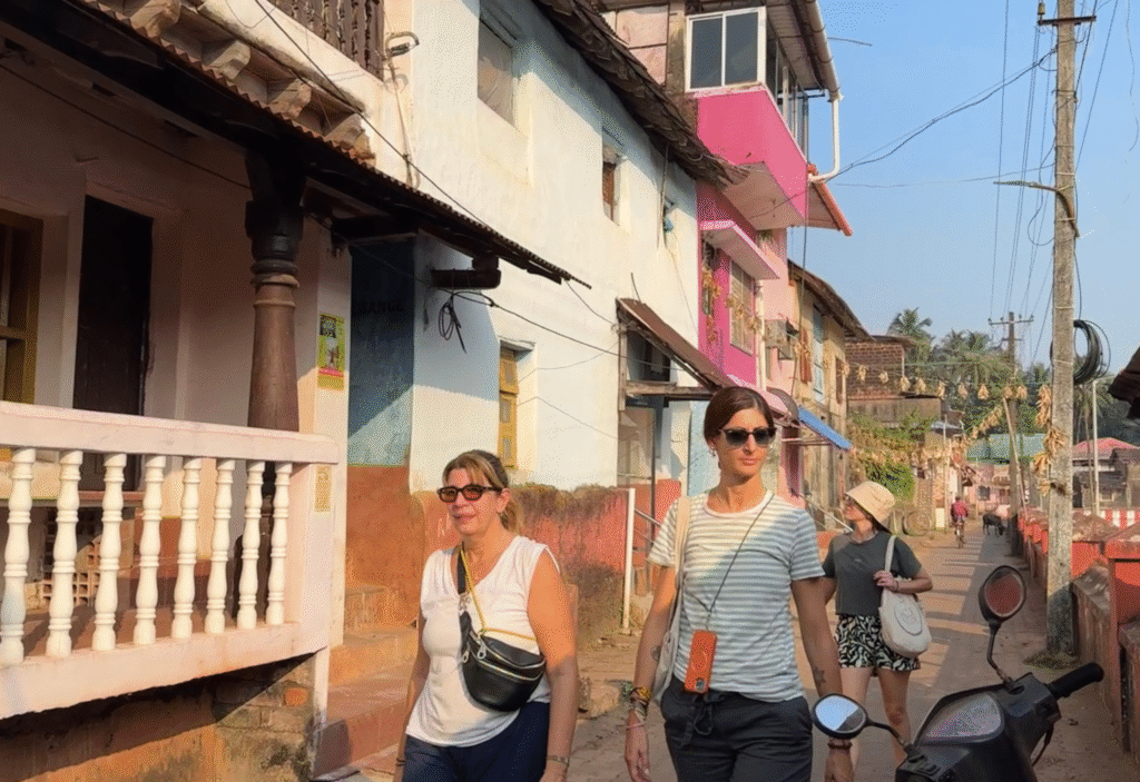 Participantes del retiro caminando por el pueblo de Gokarna y explorando tiendas locales