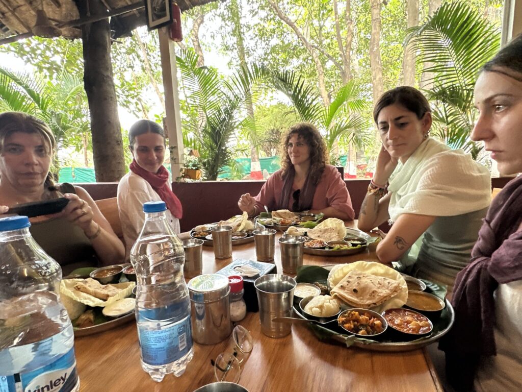 Participantes del retiro compartiendo comida del sur de la India en Hampi