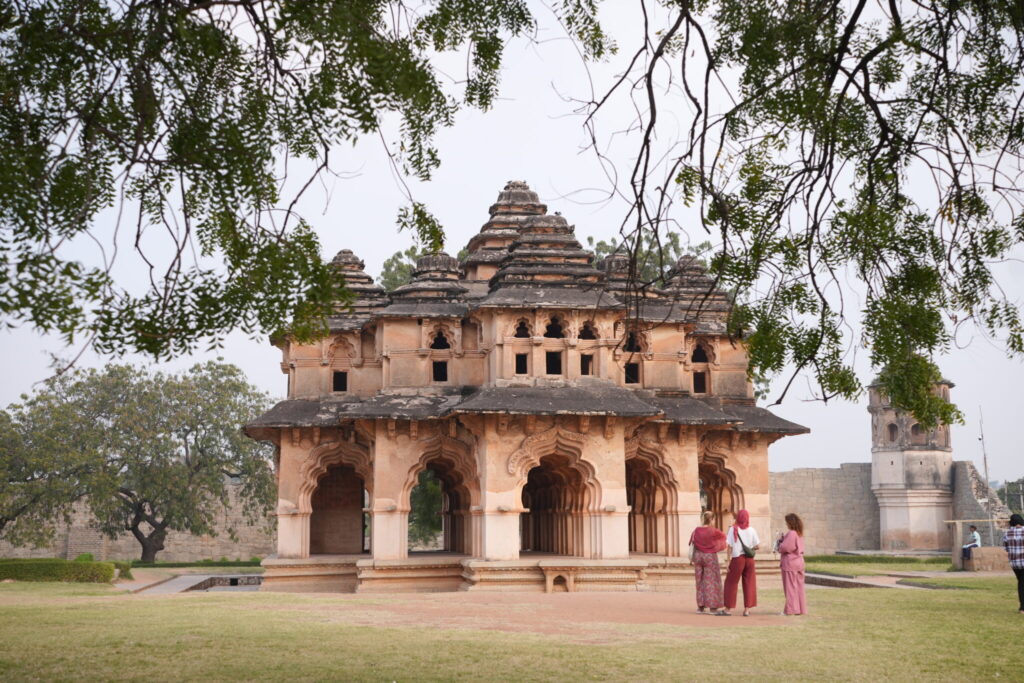 Lotus Mahal en Hampi, monumento histórico con arquitectura indoislámica rodeado de jardines