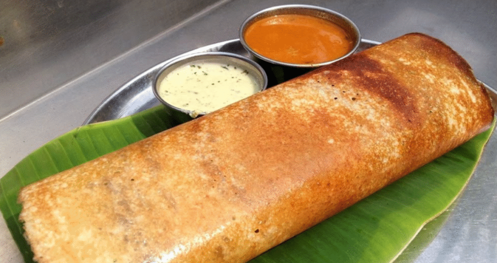 Masala dosa servida con chutney y sambar en Mysore