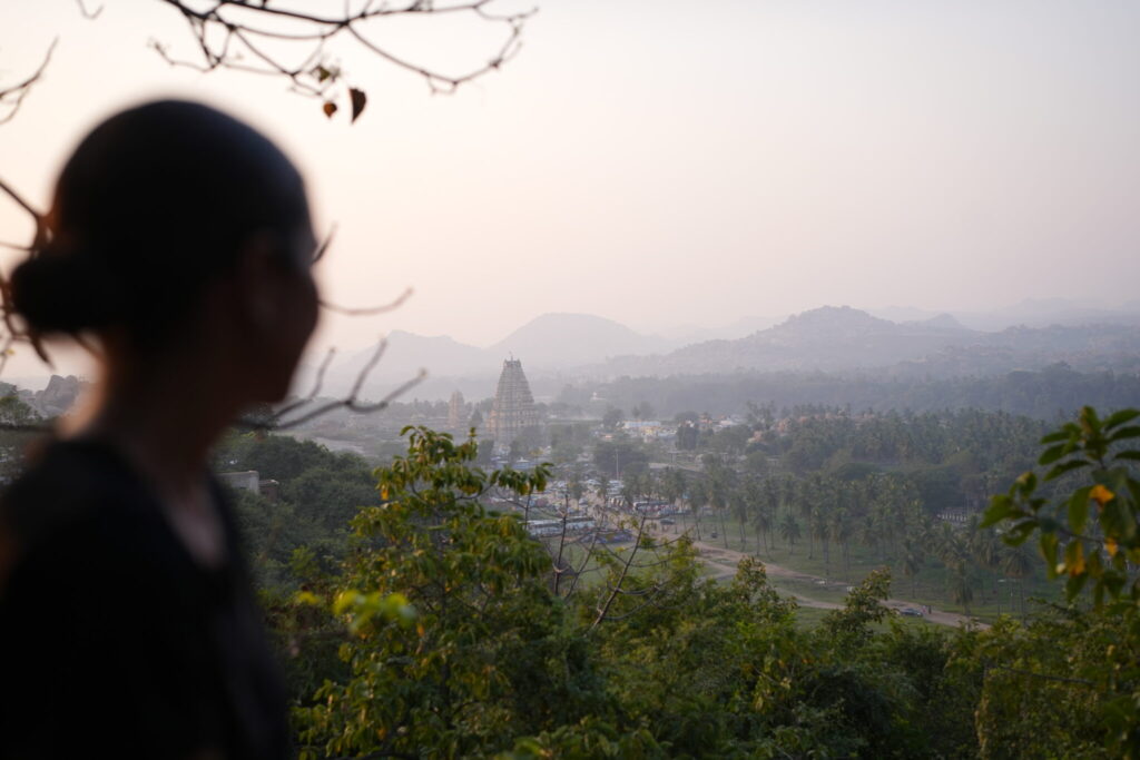 Persona observando el paisaje de Hampi al atardecer