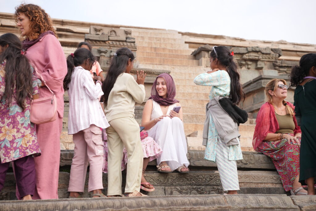 Participantes del retiro de yoga en Hampi hablando con niños locales