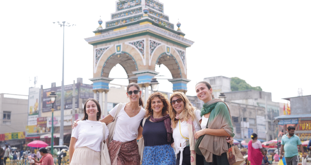 Participantes del retiro de yoga en el mercado Devaraja de Mysore