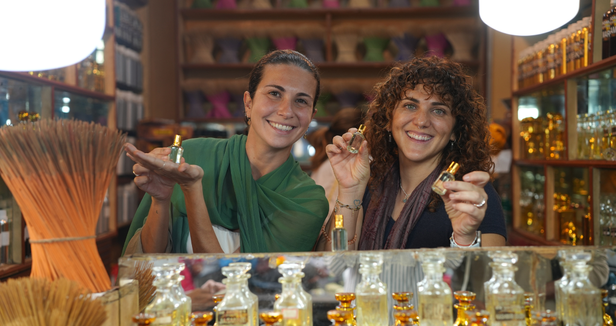 Probando perfumes en una tienda local de Mysore