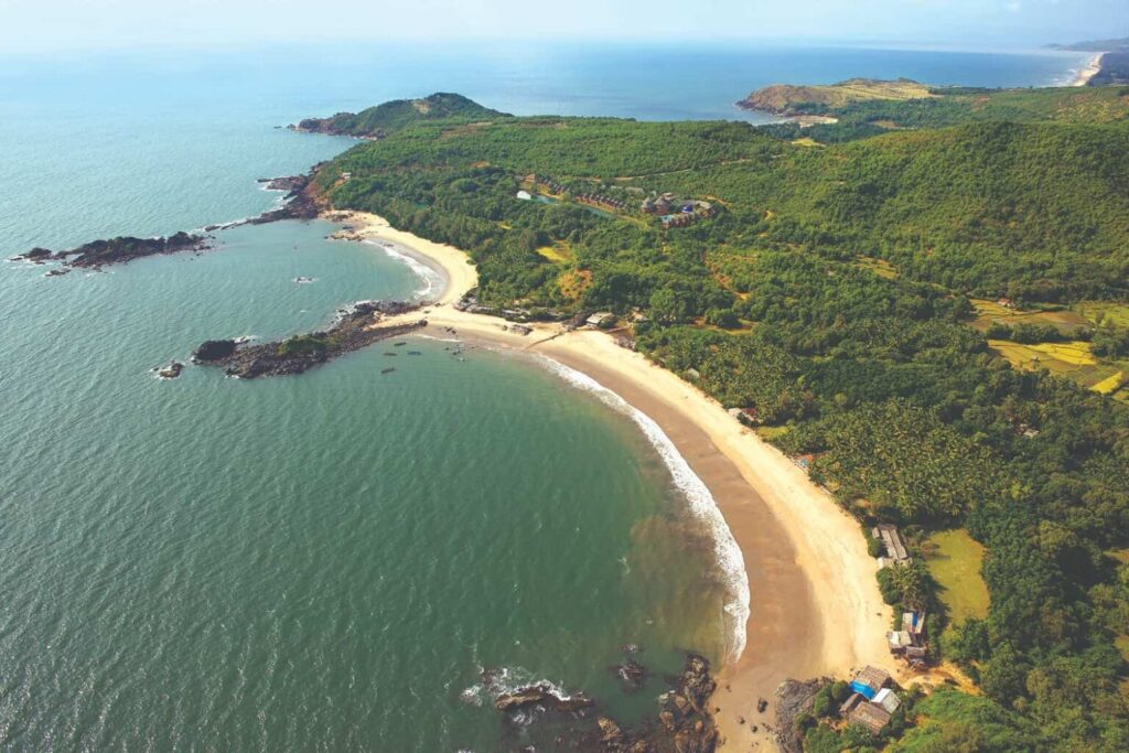 Vista aérea de la Playa Om en Gokarna