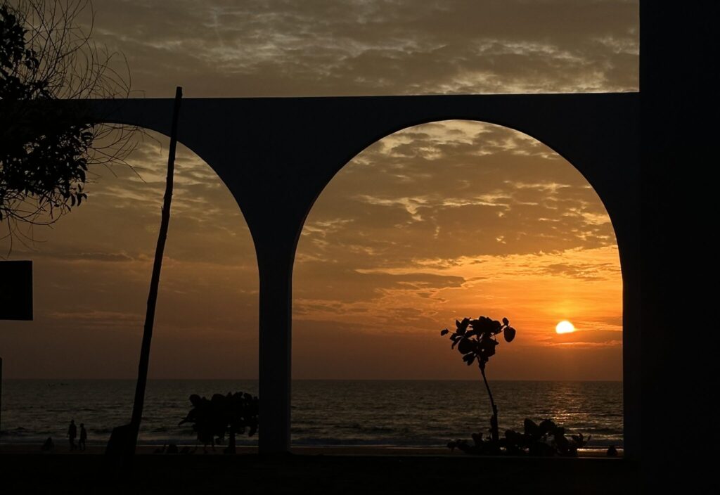 Puesta de sol en Gokarna junto al mar durante un retiro de yoga