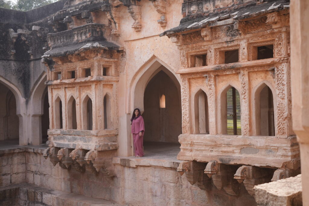 Organizadora del retiro de yoga en el Queen’s Bath de Hampi, rodeada de arquitectura histórica