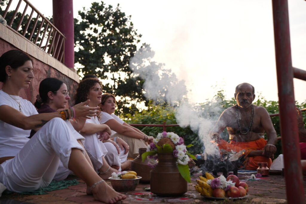 Ritual de pooja de cierre con los miembros del retiro de yoga en Gokarna