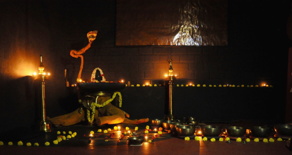 Experiencia de sanación sonora con cuencos tibetanos durante un retiro de yoga en Mysore