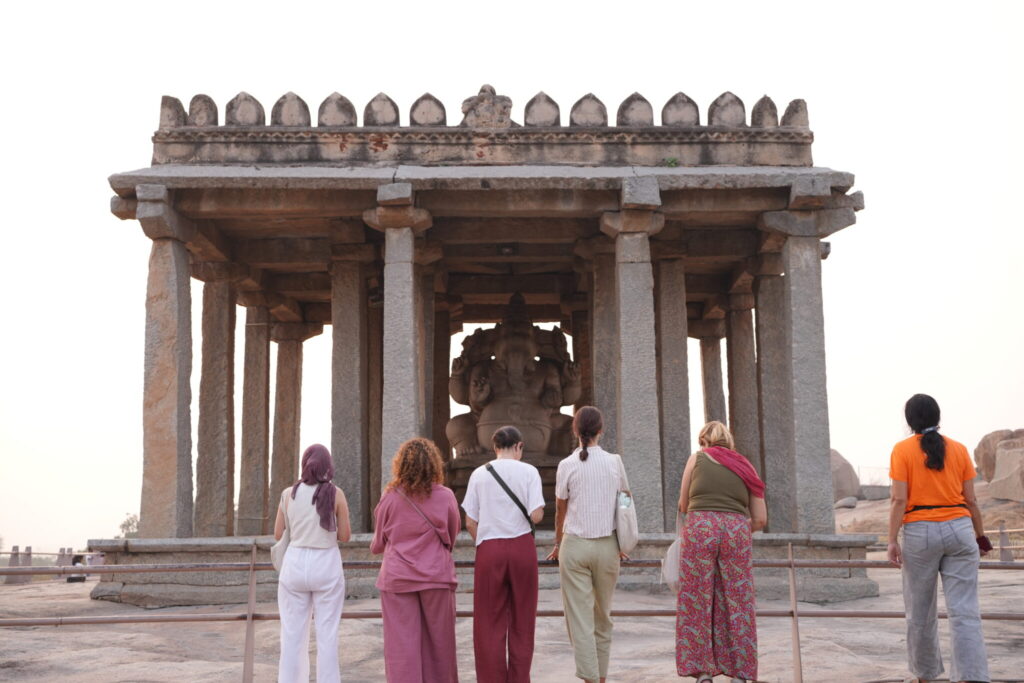 Participantes del retiro observando el templo de Ganesha en Hampi