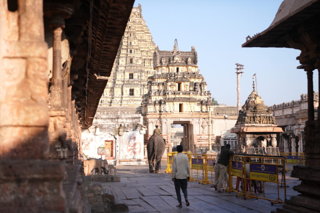 Vista interior del Templo Virupaksha en Hampi con elefante y visitantes