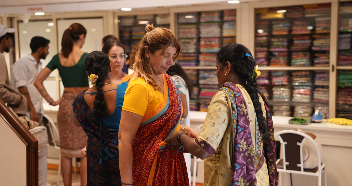 Visitando una tienda de textiles tradicionales en Mysore