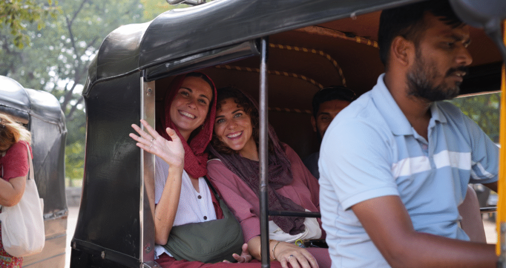 Viaje en auto rickshaw como transporte local