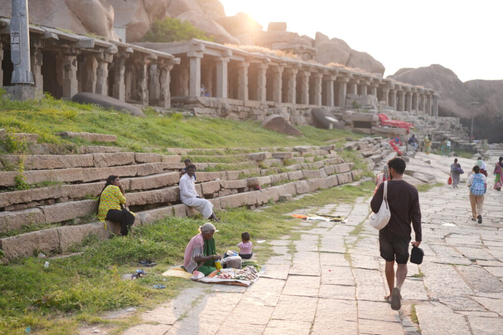 Vendedor local vendiendo en la calle de Hampi